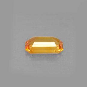 1.38カラットの天然イエローオレンジサファイア（8.4×5.1 mm・エメラルドカット）
