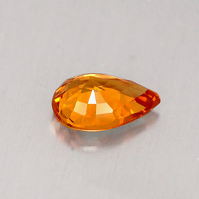 0.83カラットの天然マンダリンオレンジサファイア（7.1×5 mm・洋梨の形）