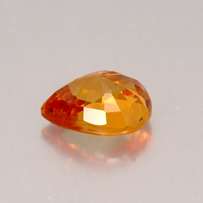 0.76カラットの天然マンダリンオレンジサファイア（6×5 mm・洋梨の形）