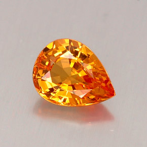 0.69カラットの天然マンダリンオレンジサファイア（6.2×4.8 mm・洋梨の形）