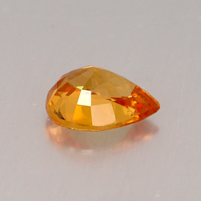 0.69カラットの天然マンダリンオレンジサファイア（6.2×4.8 mm・洋梨の形）