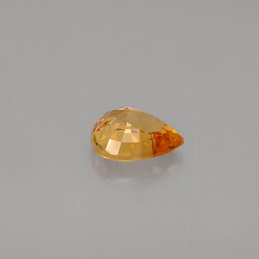 0.74カラットの天然オレンジサファイア（6.2×5 mm・洋梨の形）