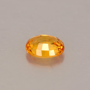 0.87カラットの天然イエローオレンジサファイア（6.2×5.2 mm・オーバルカット）
