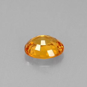 0.69カラットの天然イエローオレンジサファイア（5.8×4.7 mm・オーバルカット）