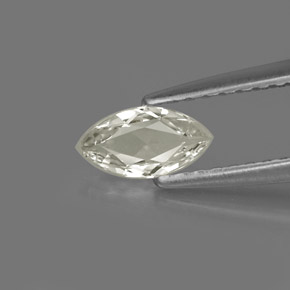 0.40カラットの天然淡い緑がかった白サファイア（6.9×3.6 mm・マーキス）