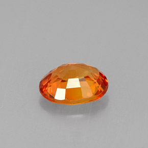 0.81カラットの天然マンダリンオレンジサファイア（6.1×5.1 mm・オーバルカット）