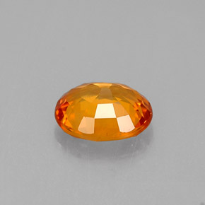 0.79カラットの天然マンダリンオレンジサファイア（6.1×5 mm・オーバルカット）