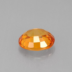 0.82カラットの天然マンダリンオレンジサファイア（6×5 mm・オーバルカット）