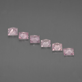 カラットの天然ライトピンクサファイア（3.2×3.1 mm・四角）