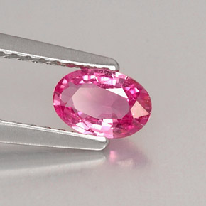 0.50カラットの天然ピンクサファイア（6.1×4.1 mm・オーバルカット）