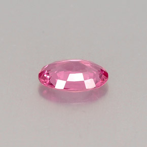 0.50カラットの天然ピンクサファイア（6.1×4.1 mm・オーバルカット）