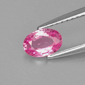 0.59カラットの天然ピンクサファイア（6.3×4.3 mm・オーバルカット）