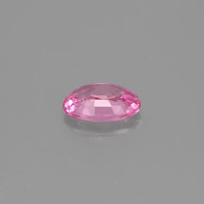 0.57カラットの天然ピンクサファイア（6.1×4.2 mm・オーバルカット）