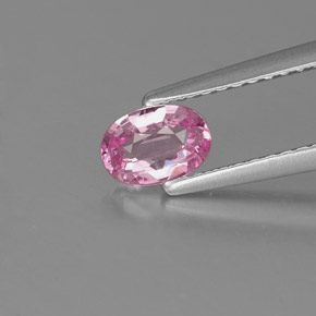 0.50カラットの天然ピンクサファイア（5.9×4.1 mm・オーバルカット）