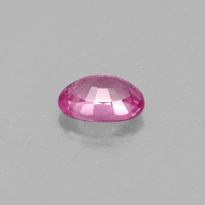 0.46カラットの天然ピンクサファイア（5.4×3.8 mm・オーバルカット）