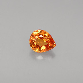0.61カラットの天然マンダリンオレンジサファイア（5.5×4.6 mm・洋梨の形）