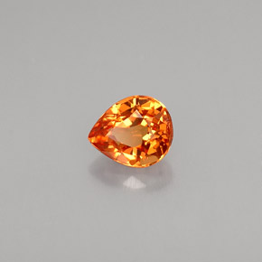 0.61カラットの天然マンダリンオレンジサファイア（5.5×4.6 mm・洋梨の形）