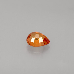 0.61カラットの天然マンダリンオレンジサファイア（5.5×4.6 mm・洋梨の形）