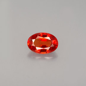 0.61カラットの天然マンダリンオレンジサファイア（6.1×4.2 mm・オーバルカット）