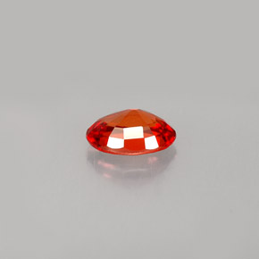 0.61カラットの天然マンダリンオレンジサファイア（6.1×4.2 mm・オーバルカット）