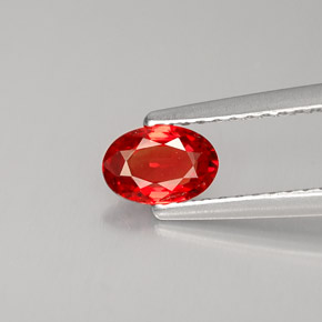 0.52カラットの天然レッドオレンジサファイア（6×4.1 mm・オーバルカット）