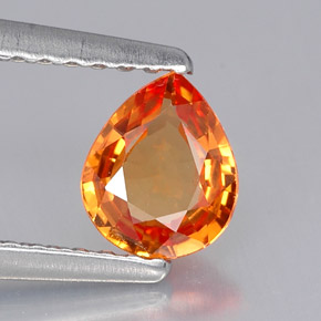 0.60カラットの天然マンダリンオレンジサファイア（6×5 mm・洋梨の形）