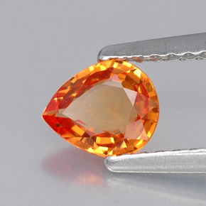 0.60カラットの天然マンダリンオレンジサファイア（6×5 mm・洋梨の形）