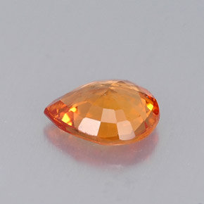 0.60カラットの天然マンダリンオレンジサファイア（6×5 mm・洋梨の形）