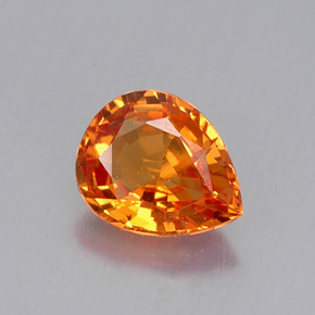 0.69カラットの天然マンダリンオレンジサファイア（6.1×5 mm・洋梨の形）