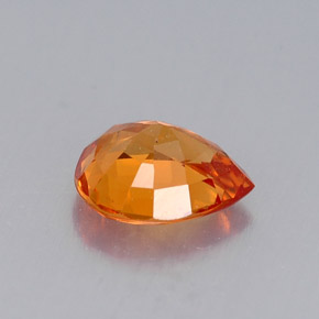 0.69カラットの天然マンダリンオレンジサファイア（6.1×5 mm・洋梨の形）