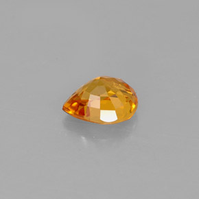 0.78カラットの天然イエローオレンジサファイア（6×5 mm・洋梨の形）