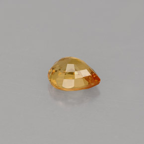 0.74カラットの天然ゴールデンイエローサファイア（5.8×4.8 mm・洋梨の形）
