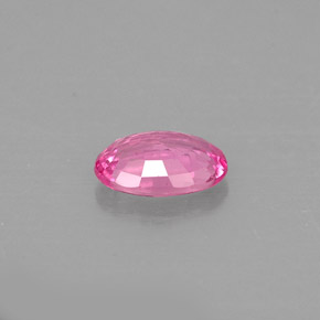 0.53カラットの天然ピンクサファイア（6×4.1 mm・オーバルカット）