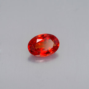 0.53カラットの天然赤みがかったオレンジサファイア（5.9×4.1 mm・オーバルカット）