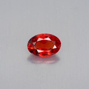 0.61カラットの天然レッドオレンジサファイア（6.1×4.2 mm・オーバルカット）