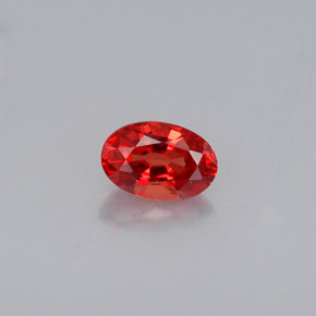 0.55カラットの天然赤みがかったオレンジサファイア（5.9×4 mm・オーバルカット）