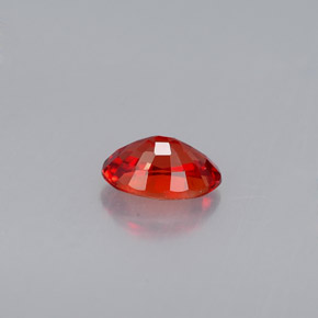 0.55カラットの天然赤みがかったオレンジサファイア（5.9×4 mm・オーバルカット）