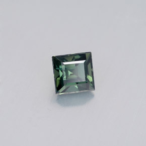 0.63カラットの天然青みがかった緑サファイア（4.4×4.3 mm・四角）