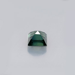 0.63カラットの天然青みがかった緑サファイア（4.4×4.3 mm・四角）