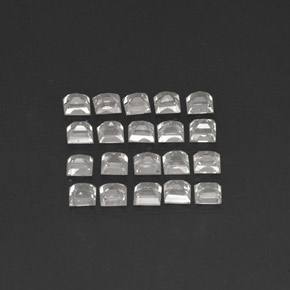 カラットの天然ホワイトサファイア（2.6×2.5 mm・四角）