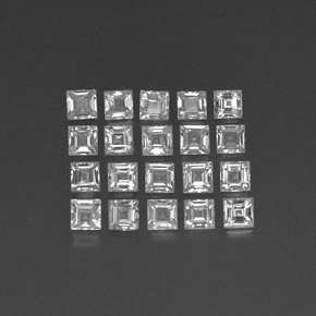 カラットの天然ホワイトサファイア（2.6×2.5 mm・四角）