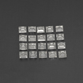 カラットの天然ホワイトサファイア（2.6×2.5 mm・四角）