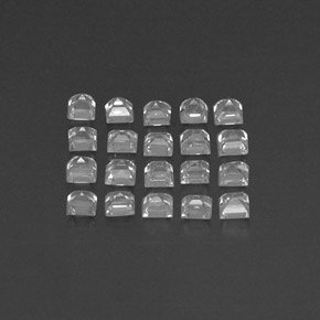 カラットの天然ホワイトサファイア（2.4×2.4 mm・四角）
