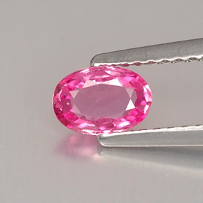 0.56カラットの天然ピンクサファイア（6.2×4.3 mm・オーバルカット）