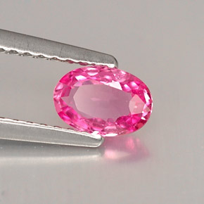0.56カラットの天然ピンクサファイア（6.2×4.3 mm・オーバルカット）
