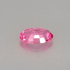 0.56カラットの天然ピンクサファイア（6.2×4.3 mm・オーバルカット）