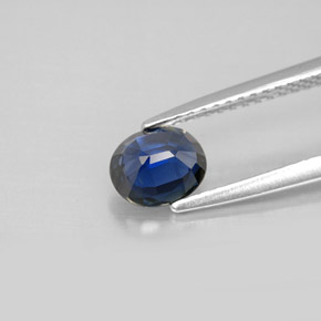 0.89カラットの天然ブルーサファイア（6.3×5.4 mm・オーバルカット）