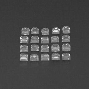 カラットの天然ホワイトサファイア（2.4×2.4 mm・四角）