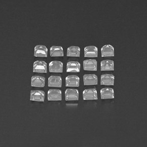 カラットの天然ホワイトサファイア（2.4×2.3 mm・四角）