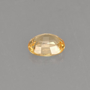 0.44カラットの天然ゴールデンイエローサファイア（5×4 mm・オーバルカット）